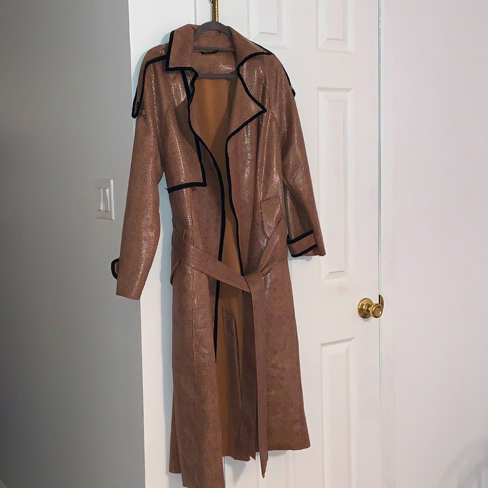 Beautiful long polyester jacket great for cold 🤎